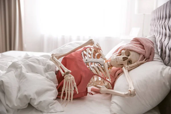 Ανθρώπινος Σκελετός Μεταξωτές Πιτζάμες Και Πετσέτα Ξαπλωμένος Στο Κρεβάτι — Φωτογραφία Αρχείου