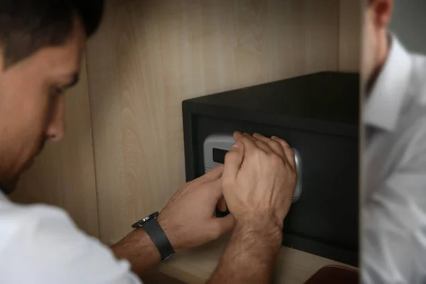 Hombre Abriendo Caja Fuerte Acero Negro Con Cerradura Electrónica Hotel — Foto de Stock