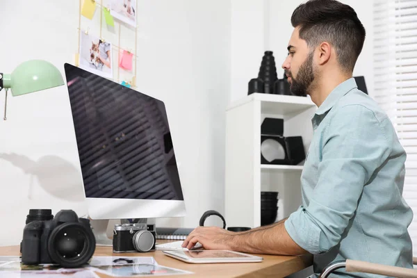 Professionele fotograaf aan tafel aan het werk — Stockfoto