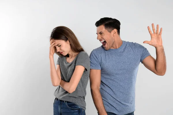 Hombre Gritándole Novia Fondo Claro Problemas Relación — Foto de Stock