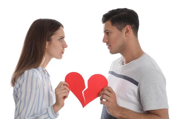 Casal Com Coração Papel Rasgado Fundo Branco Problemas Relacionamento — Fotografia de Stock