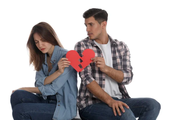 Casal Com Coração Papel Rasgado Fundo Branco Problemas Relacionamento — Fotografia de Stock