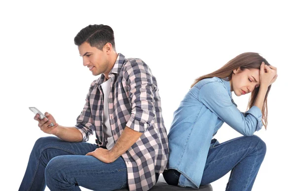 Homem Com Smartphone Ignorando Sua Namorada Fundo Branco Problemas Relacionamento — Fotografia de Stock