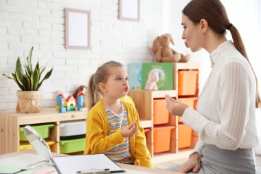 Konuşma terapisti ile küçük kız ofiste çalışan