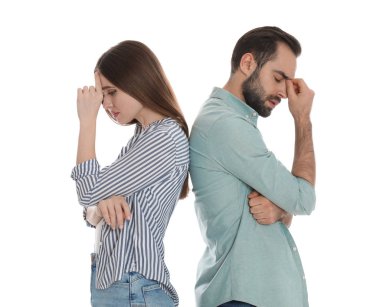 Beyaz arka planda ilişki sorunları olan çift