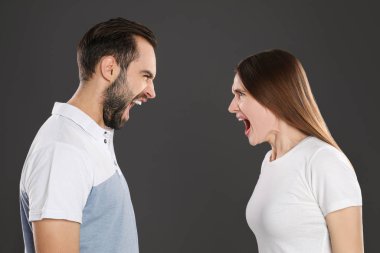 Siyah arka planda kavga eden bir çift. İlişki sorunları