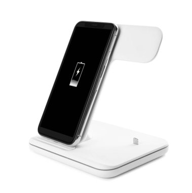 Kablosuz ped ile şarj cep telefonu beyaz üzerinde izole