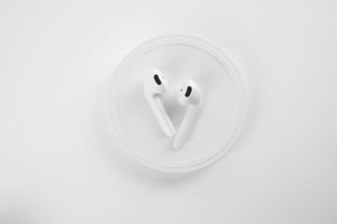 Kablosuz ped ile şarj kulaklıklar beyaz, üst görünümde izole