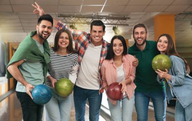 Bowling kulübünde topları olan bir grup arkadaş.