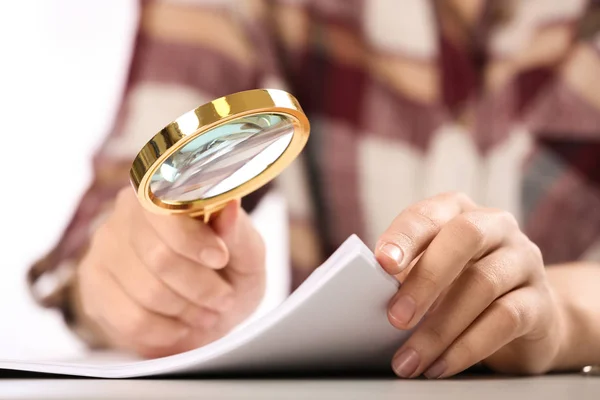 Mujer Usando Lupa Mesa Primer Plano —  Fotos de Stock