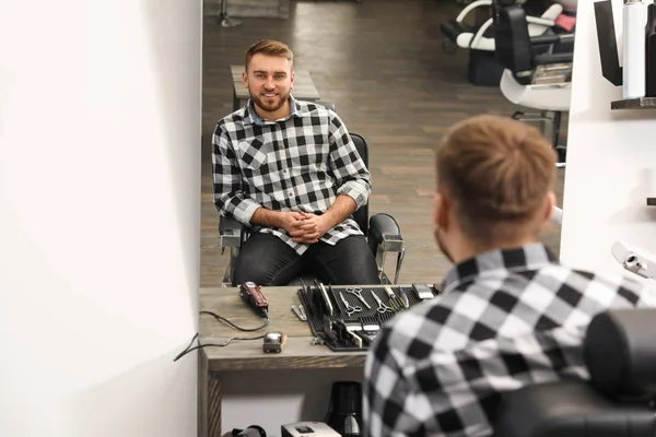 Молодий власник бізнесу в його перукарні — стокове фото