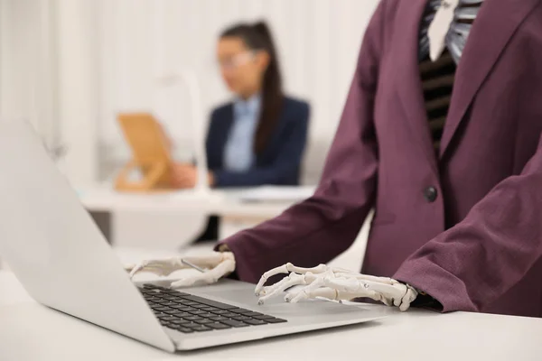 Esqueleto Humano Terno Usando Laptop Mesa Escritório Close — Fotografia de Stock