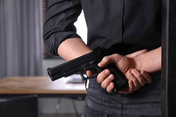 Homme Tenant Une Arme Intérieur Gros Plan Criminel Dangereux — Photo