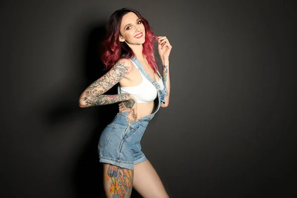 Mulher Bonita Com Tatuagens Corpo Contra Fundo Preto Espaço Para — Fotografia de Stock