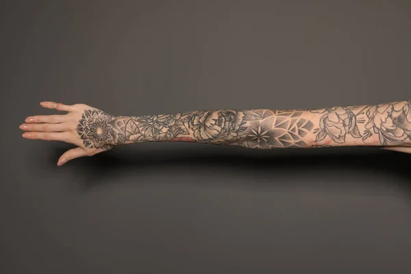 Mujer Con Tatuajes Coloridos Brazo Sobre Fondo Gris Oscuro Primer — Foto de Stock