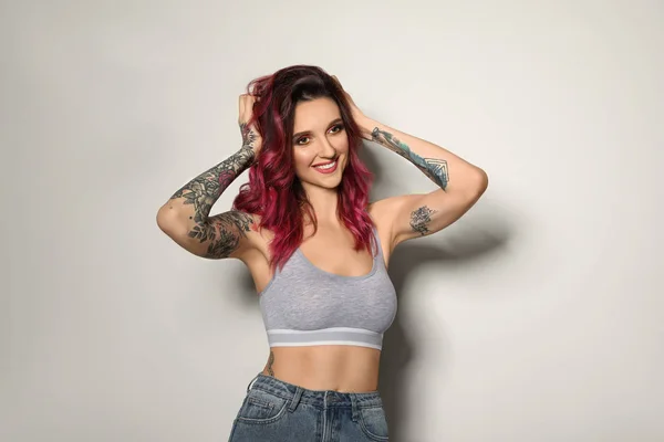 Mulher Bonita Com Tatuagens Corpo Contra Fundo Claro — Fotografia de Stock