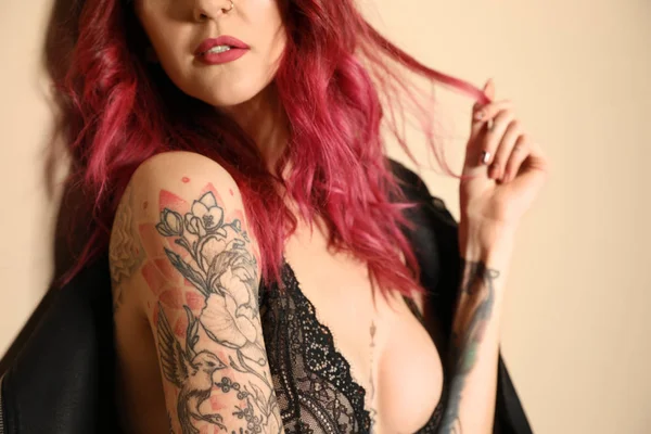 Mulher Bonita Com Tatuagens Corpo Contra Fundo Bege Close — Fotografia de Stock