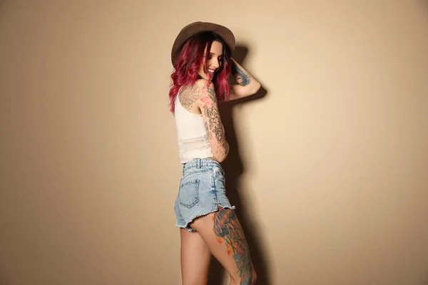 Gyönyörű Tetoválással Test Ellen Bézs Háttér — Stock Fotó