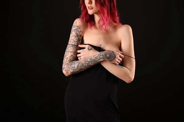 Mulher Bonita Com Tatuagens Nos Braços Contra Fundo Preto — Fotografia de Stock