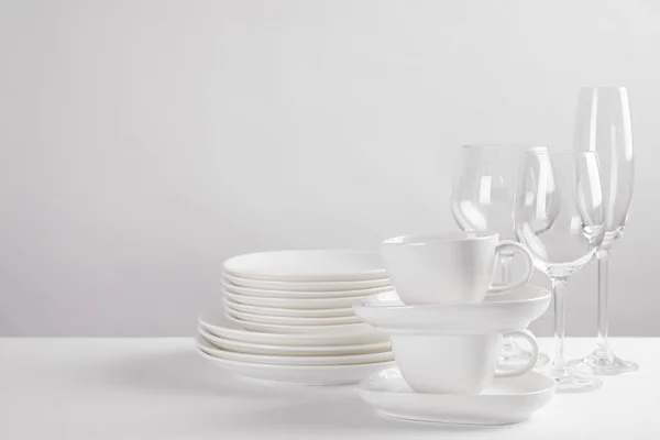 Conjunto de pratos limpos na mesa branca — Fotografia de Stock