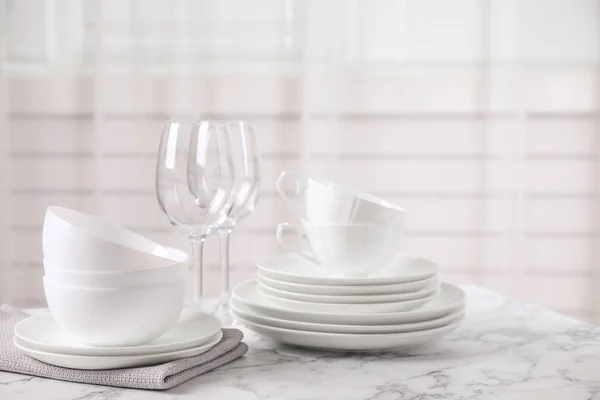 Sada čistého stolního nádobí na bílém mramorovém stole — Stock fotografie