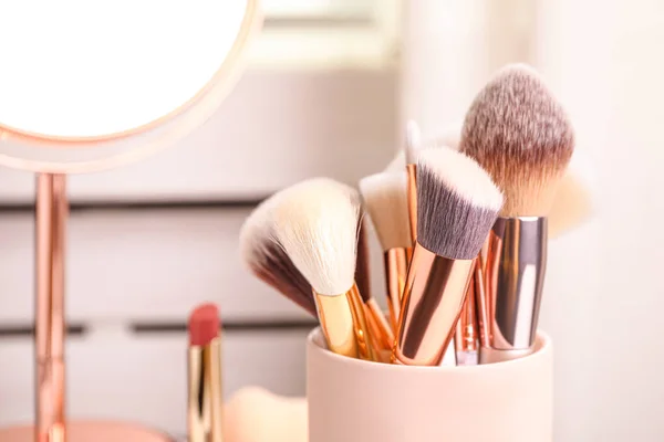 Conjunto de pinceles de maquillaje profesionales en soporte, primer plano — Foto de Stock