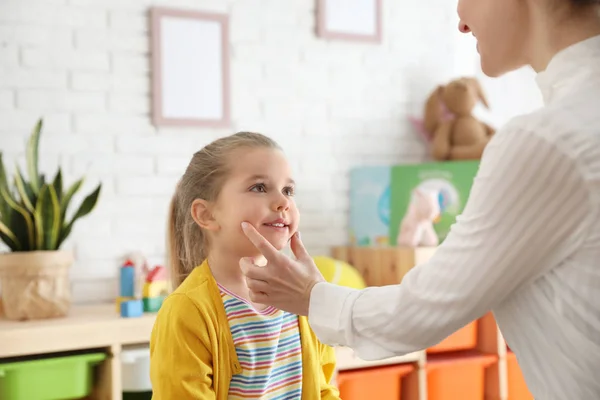 Terapeuta del habla trabajando con una niña en la oficina — Foto de Stock