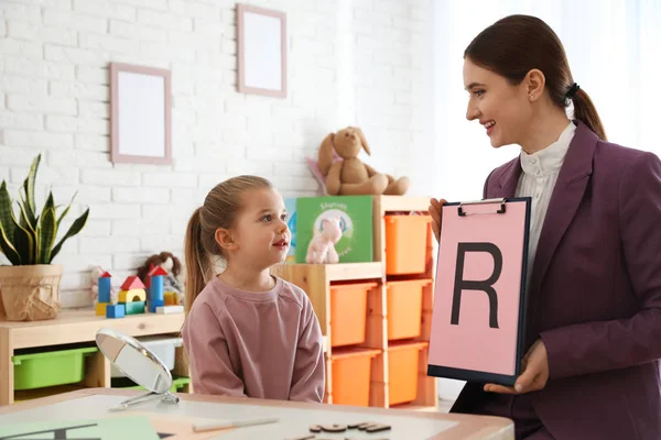 Logopedist werkt met meisje in kantoor — Stockfoto