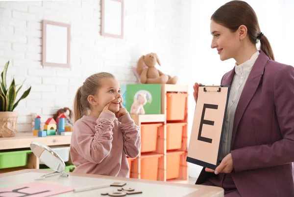Terapeuta del habla trabajando con una niña en la oficina — Foto de Stock