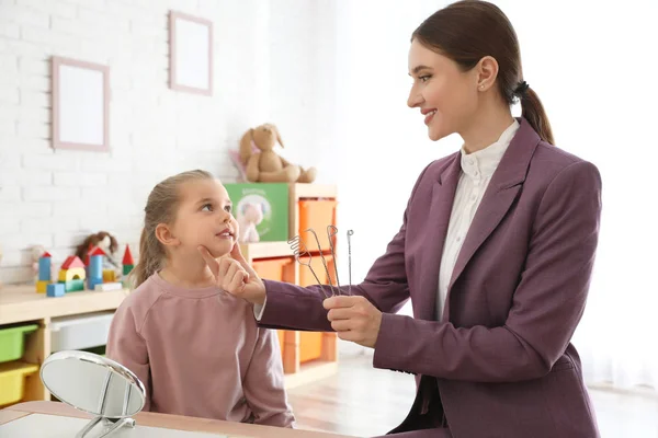 Speech therapist using logopedic probes on session with little g — 스톡 사진