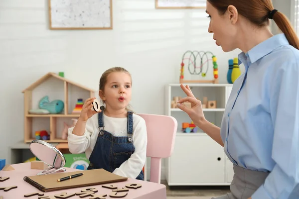 Terapeuta del habla trabajando con una niña en la oficina — Foto de Stock