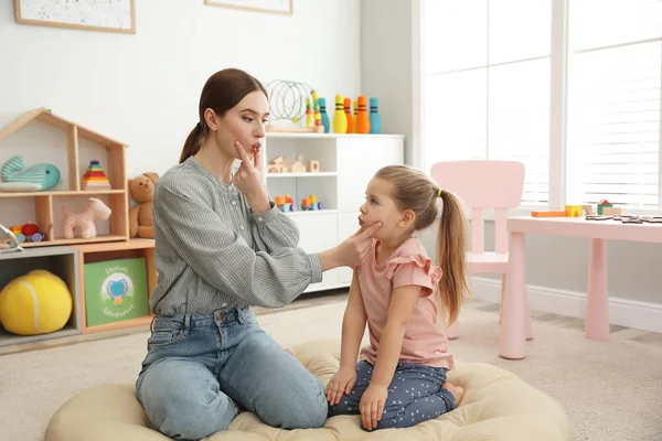Speech therapist working with little girl in office — Stock Photo, Image