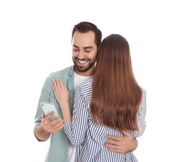 Uomo Interessato Allo Smartphone Mentre Abbraccia Sua Ragazza Sfondo Bianco — Foto Stock