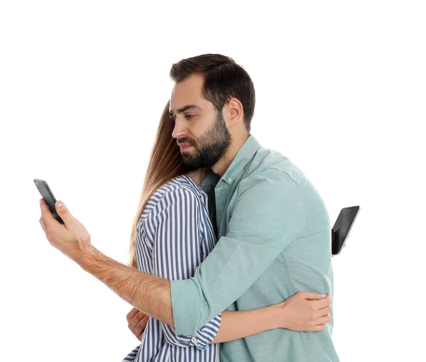 Couple Accro Aux Smartphones Étreignant Sur Fond Blanc Problèmes Relationnels — Photo