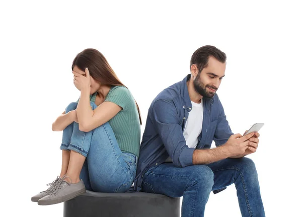 Mannen Med Smartphone Ignorerar Sin Flickvän Vit Bakgrund Relationsproblem — Stockfoto