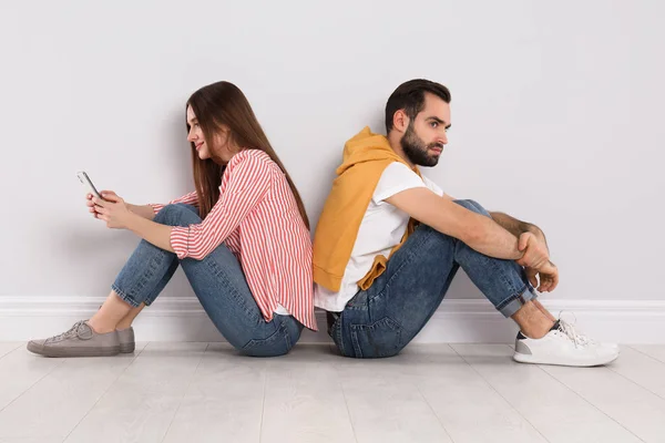 Mulher Com Smartphone Ignorando Seu Namorado Dentro Casa Problemas Relacionamento — Fotografia de Stock