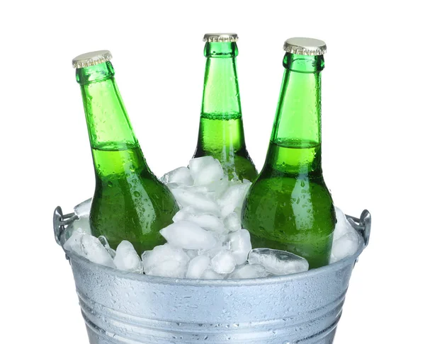 Bier im Metalleimer mit Eis isoliert auf weiß — Stockfoto