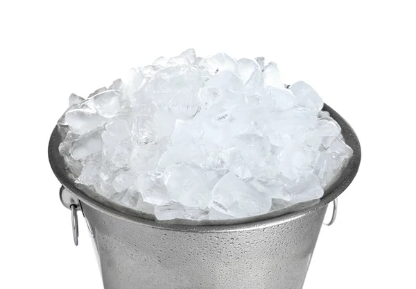 Cubo de metal con cubos de hielo aislados en blanco — Foto de Stock