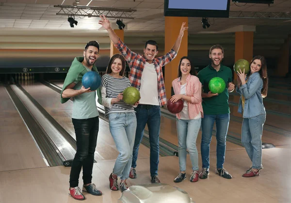 Grupp Vänner Med Bollar Bowlingklubb — Stockfoto