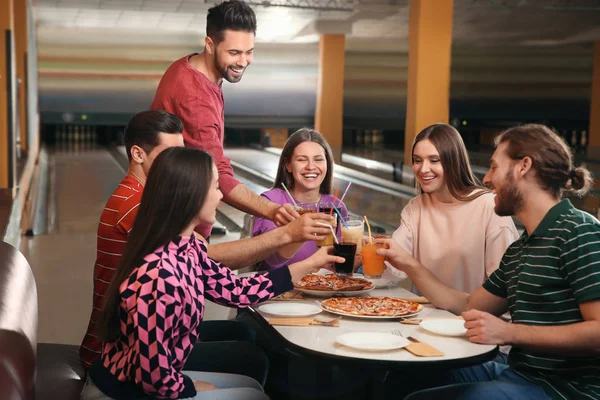 Groep Vrienden Met Drankjes Pizza Bowlingclub — Stockfoto