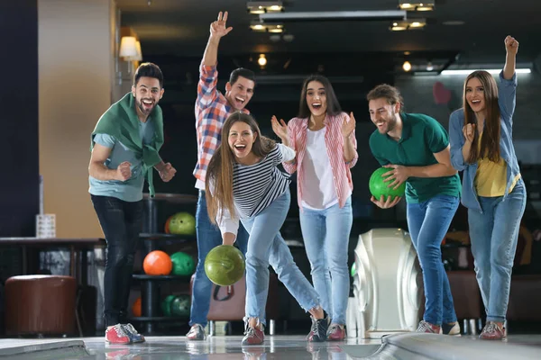 Young Woman Throwing Ball Spending Time Friends Bowling Club — Stock Photo, Image