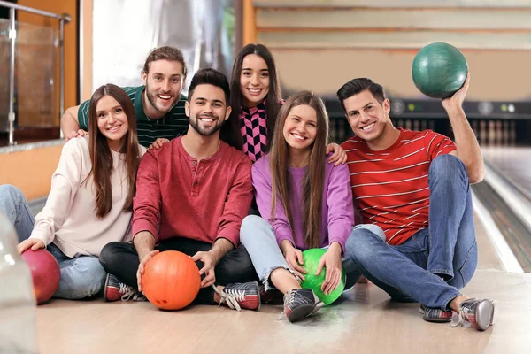 Grupp Vänner Med Bollar Bowlingklubb — Stockfoto