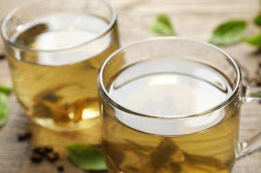 Bir fincan taze yeşil çay, yakın plan.