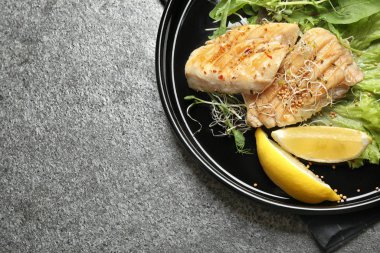 Gri masada leziz ızgara balık, üst manzara.