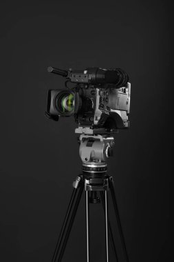 Siyah arka planda modern profesyonel video kamera