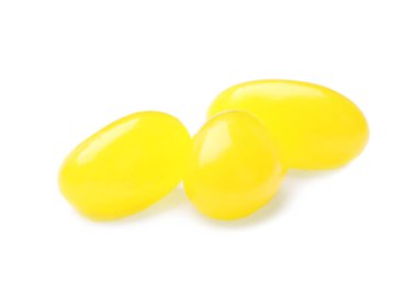 Beyaza izole edilmiş küçük tatlı limon damlaları.