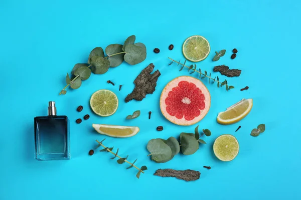 Schöne flache Komposition mit einer Flasche Parfüm, Eukalyptus — Stockfoto