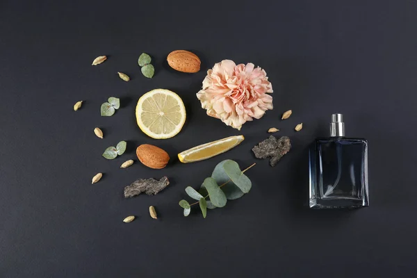 Siyah Arka Planda Parfüm Şişesi Olan Düz Bir Kompozisyon — Stok fotoğraf