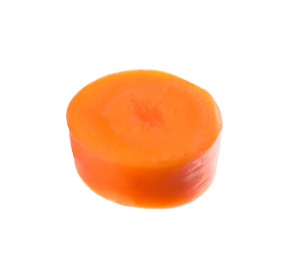 Κομμάτι φρέσκου ώριμου καρότου απομονωμένο σε λευκό — Φωτογραφία Αρχείου
