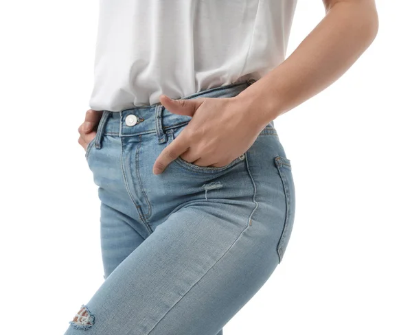 Žena v džínách na bílém pozadí, detailní záběr — Stock fotografie